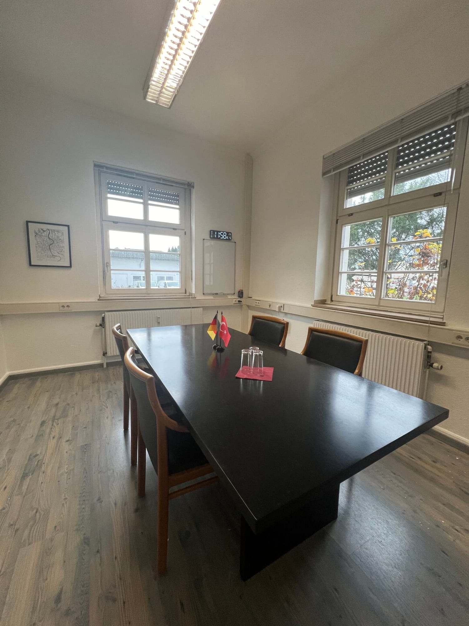 İki pencerenin önünde konferans masası