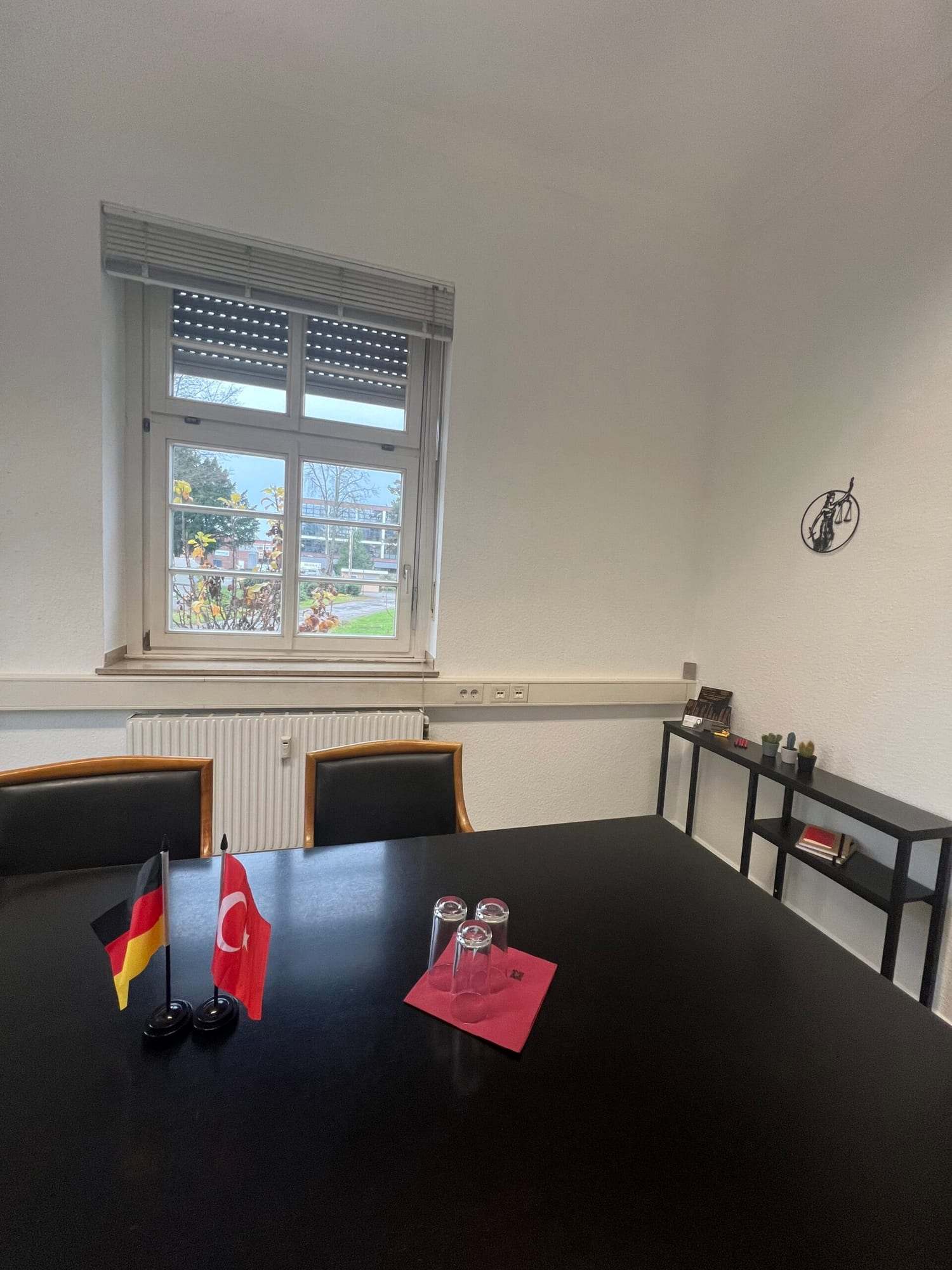 Alman ve Türk masa bayraklı toplantı masası